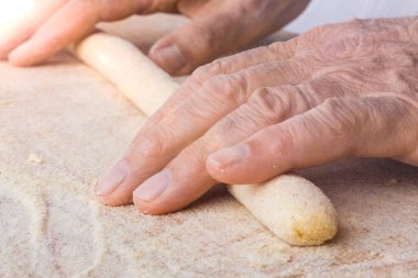 Gnocchi pişiren kişinin yakın görüntüsü