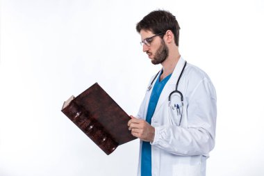 Doktor eski kitabı tutuyor.