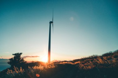 Gökyüzü arkaplanı olan yel değirmeni