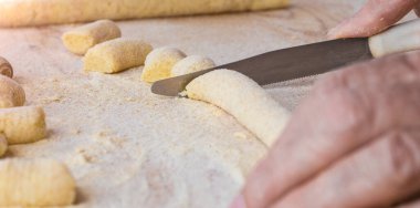 Gnocchi pişiren kişinin yakın görüntüsü