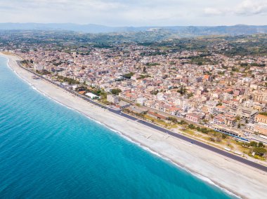 Calabria 'daki Siderno şehrinin havadan görüntüsü