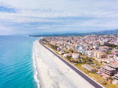 Calabria 'daki Siderno şehrinin havadan görüntüsü