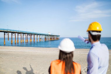 Köprü yenilemeyi planlayan iki mimar