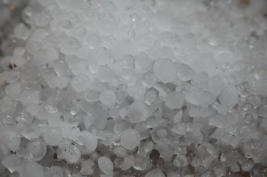Küçük buz kürelerinin yakın görüntüsü, dolu dokusu.