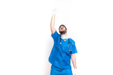 Beyaz arka planda yalnız poz veren genç doktor.