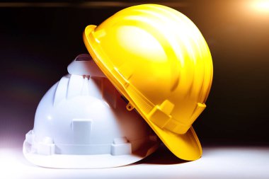 İki sağlam şapka, bina ve çalışma konsepti.