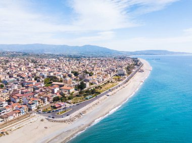 Calabria 'daki Siderno şehrinin havadan görüntüsü