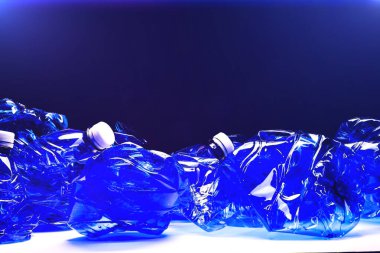 Kullanılmış mavi plastik şişelerin kapatılması - çöp ve kirlilik kavramı