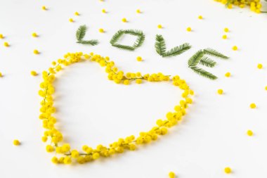 Mimoza çiçeklerinden yapılmış sarı kalp