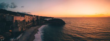 Calabria 'daki Tropea şehrinin hava manzarası
