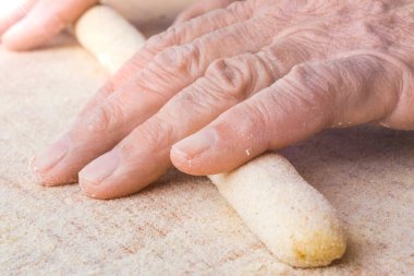 Gnocchi pişiren kişinin yakın görüntüsü