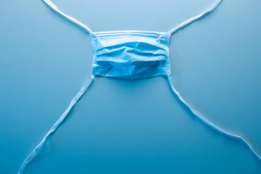 Coroanvirus kurbanlarını hatırlamak için bir doktor eli ile cerrahi maske.