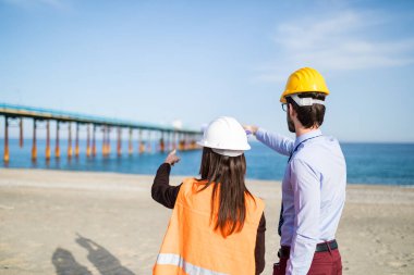 Köprü yenilemeyi planlayan iki mimar