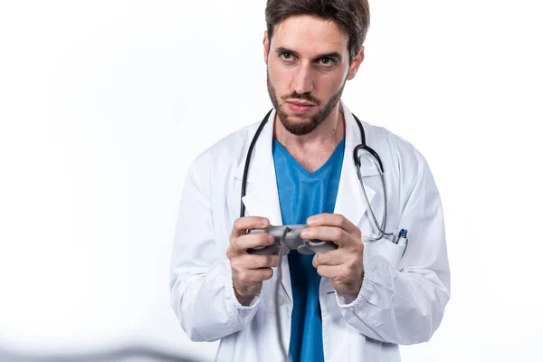 Νέος Γιατρός Που Παίζει Παιχνίδια Χρησιμοποιώντας Gamepad Απομονώνονται Λευκό Φόντο — Φωτογραφία Αρχείου