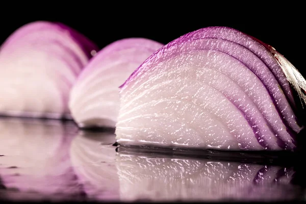 Zwiebelstücke Auf Dunklem Hintergrund Schneiden — Stockfoto