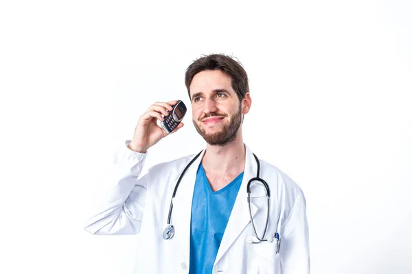 Zabawny Lekarz Trzymający Telefon Komórkowy — Zdjęcie stockowe