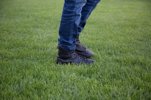 Gros Plan Jambes Masculines Cuir Élégant Chaussures Marchant Par Herbe — Photo