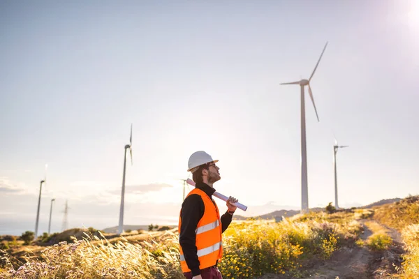 Ingeniero Joven Sombrero Duro Trabajando Campo Con Molinos Viento Atardecer — Foto de Stock