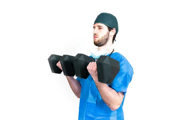 Jovem Médico Com Halteres Posando Isolado Fundo Branco — Fotografia de Stock