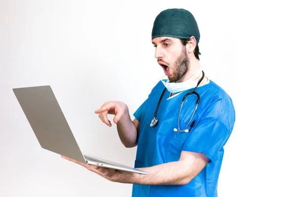 Doctor Con Portátil Posando Sobre Fondo Blanco — Foto de Stock