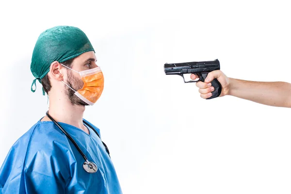 Man Siktar Läkare Med Pistol — Stockfoto