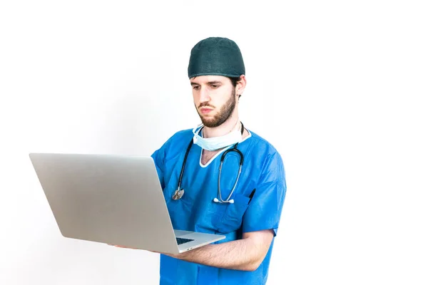 Joven Médico Usando Portátil Posando Aislado Sobre Fondo Blanco —  Fotos de Stock