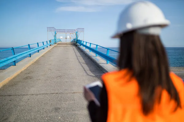 Mujer Joven Con Sombrero Duro Trabajando Construcción Arquitecto Trabajando Con — Foto de Stock