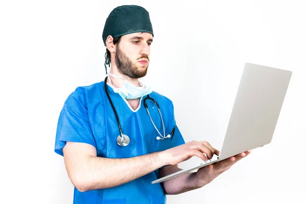 Νεαρός Γιατρός Που Χρησιμοποιεί Φορητό Υπολογιστή Θέτει Απομονωμένο Λευκό Φόντο — Φωτογραφία Αρχείου