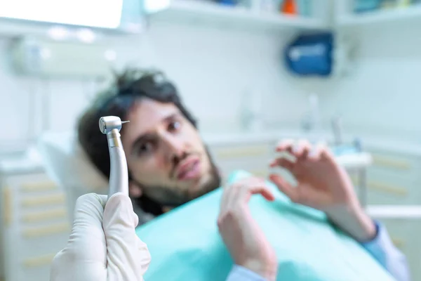 Fechamento Dentista Que Trata Dentes Dos Pacientes Escritório — Fotografia de Stock