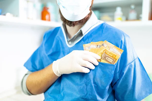 Nahaufnahme Eines Mannes Der Geld Von Patienten Erhält — Stockfoto