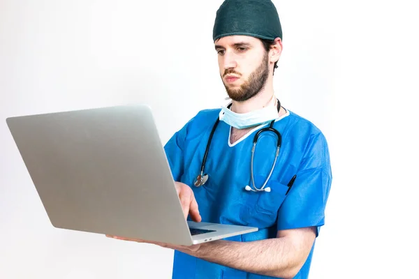 Joven Médico Usando Portátil Posando Aislado Sobre Fondo Blanco —  Fotos de Stock