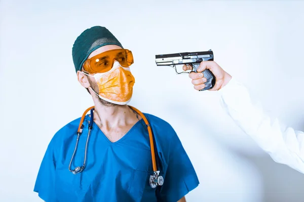 銃を持った医者を目指す男 — ストック写真