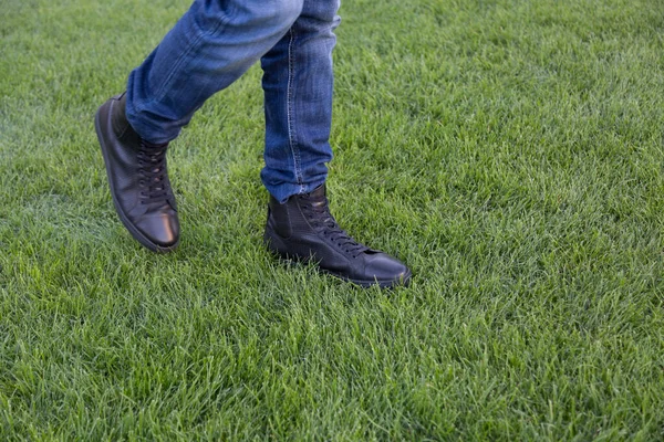 Fechar Pernas Masculinas Sapatos Couro Elegantes Andando Por Grama Verde — Fotografia de Stock
