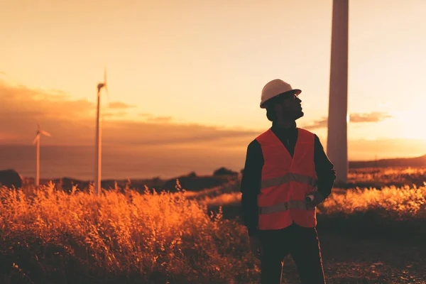 Ung Ingeniør Med Hatt Som Arbeider Jorder Med Vindmøller Ved – stockfoto