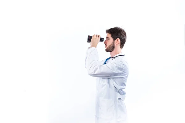 Jovem Médico Com Binóculos Posando Isolado Fundo Branco — Fotografia de Stock