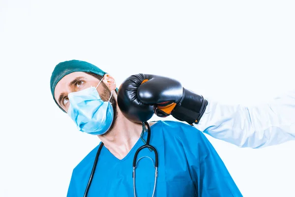 Homem Batendo Médico Com Luva Boxe — Fotografia de Stock