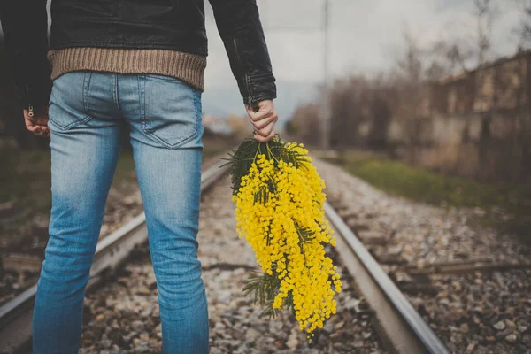 Potret Orang Yang Berpose Dengan Bunga Mimosa Kuning Pada Latar — Stok Foto