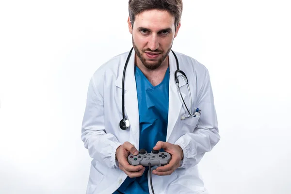 Ung Läkare Spelar Spel Med Gamepad Isolerad Vit Bakgrund — Stockfoto