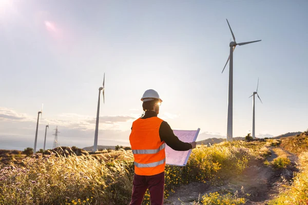 Ingeniero Joven Sombrero Duro Trabajando Campo Con Molinos Viento Atardecer — Foto de Stock