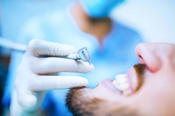 Крупним Планом Стоматолог Лікує Зуби Пацієнта Офісі — стокове фото