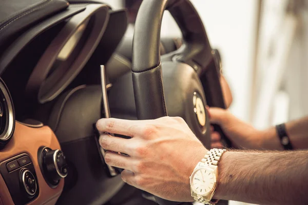 Lüks Ferrari kullanan adamın yakın görüntüsü