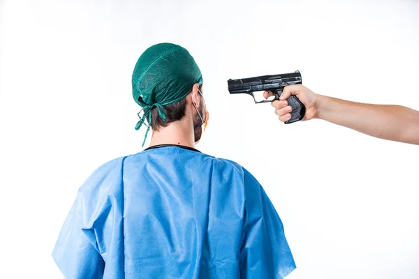 Mann Zielt Mit Waffe Auf Arzt — Stockfoto