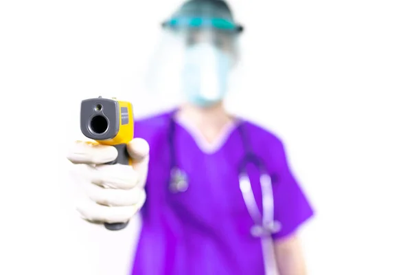 Médico Jovem Usando Termômetro Laser Posando Isolado Fundo Branco — Fotografia de Stock
