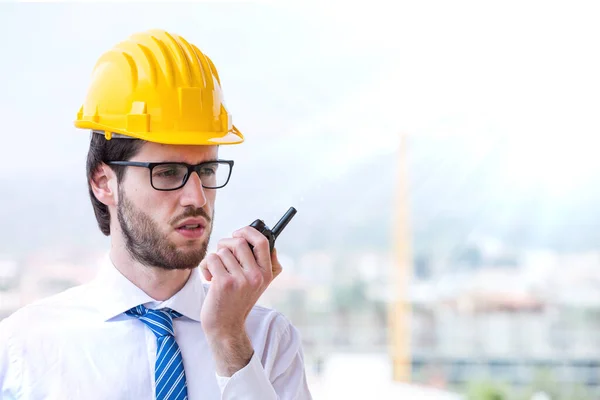 Jovem Empresário Chapéu Duro Posando Moderno Fundo Construção — Fotografia de Stock