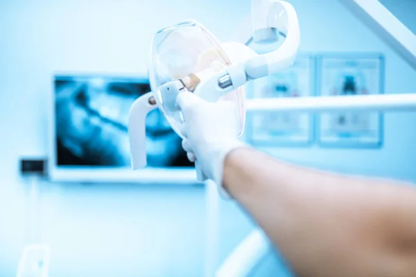 Dokter Gigi Memegang Peralatan Ringan Kantor Gigi — Stok Foto