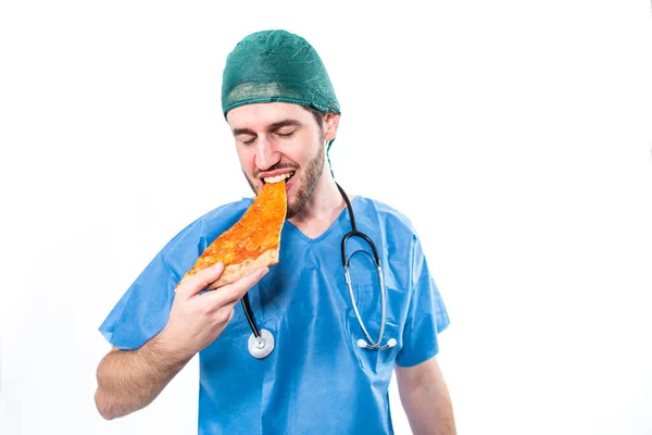 Lekarz Kawałkiem Pizzy Pozowanie Białym Tle — Zdjęcie stockowe