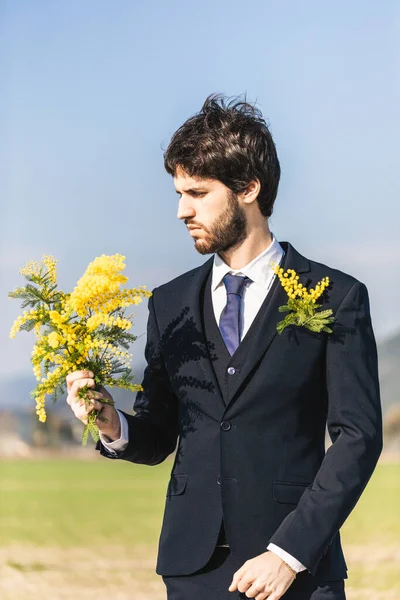 Portrett Menneske Dress Med Gule Mimosablomster Utydelig Naturlig Bakgrunn – stockfoto