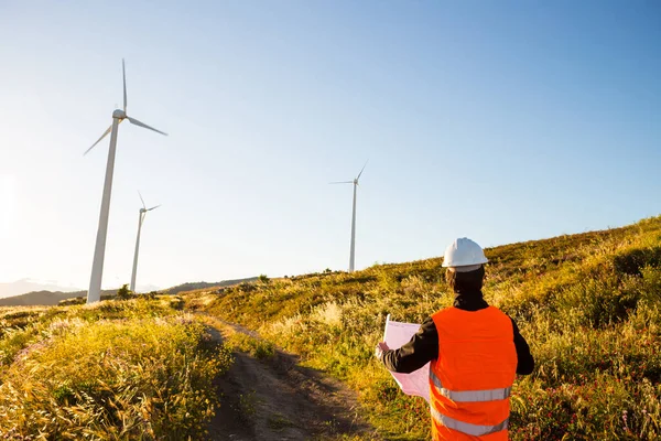 Ingeniero Joven Sombrero Duro Trabajando Campo Con Molinos Viento Atardecer — Foto de Stock