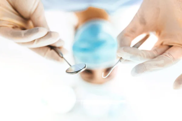 Стоматолог Інструментами Над Пацієнтом — стокове фото