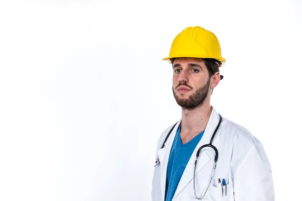 Joven Médico Con Casco Amarillo Posando Aislado Sobre Fondo Blanco — Foto de Stock